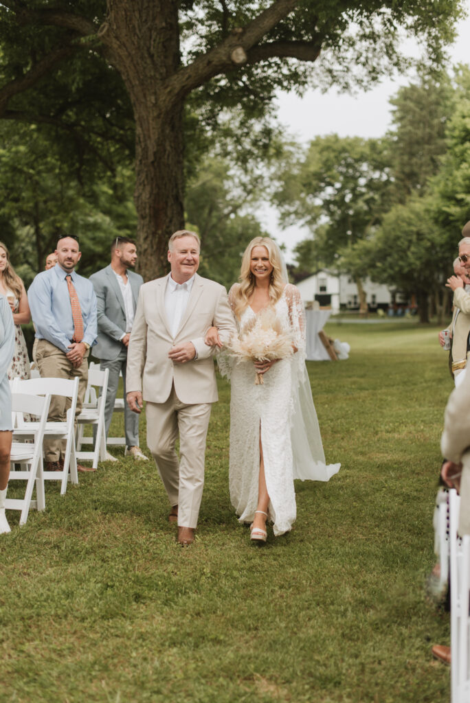 elegant country bride with a pampas bouquet at an Annapolis, Maryland family farm wedding